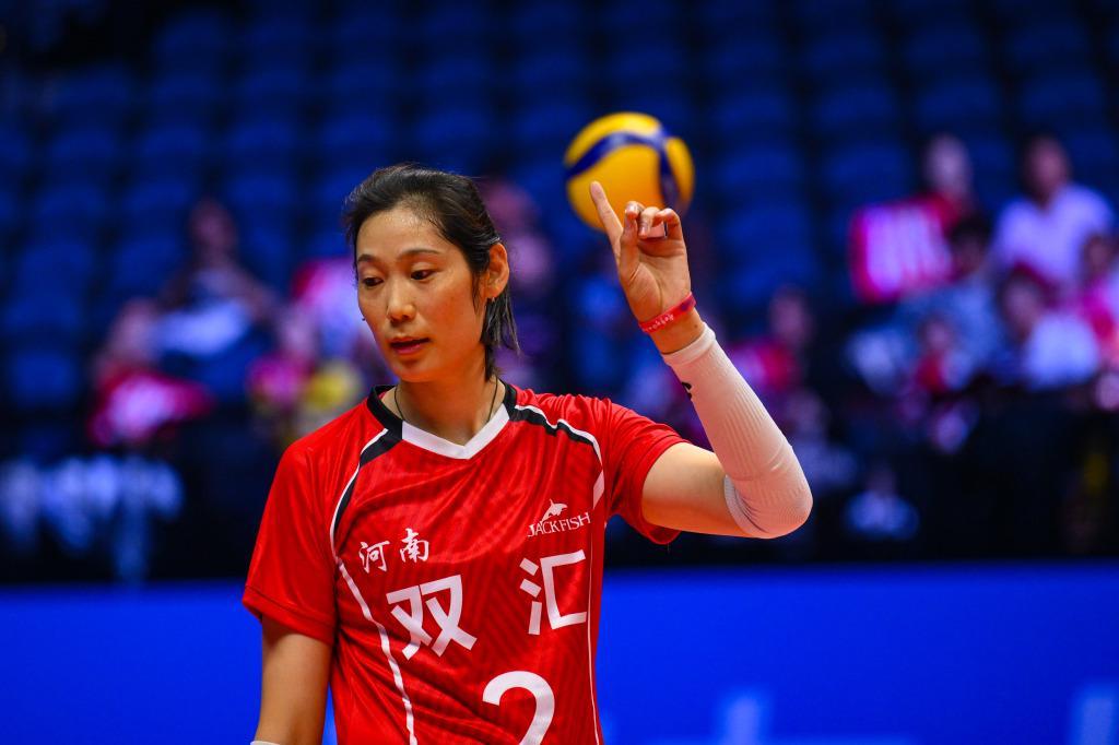 朱婷回归首秀引爆赛场：河南女排横扫天津，李盈莹盛赞领袖价值