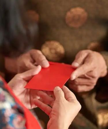 过年儿子给我500，给他丈母娘3万，我把留给他的房子卖掉他慌了