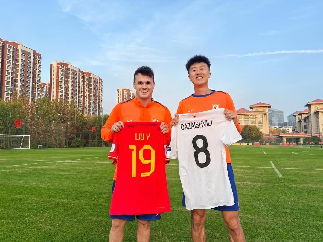 暗示续约还是离队？刘洋晒与瓦科互换球衣照片