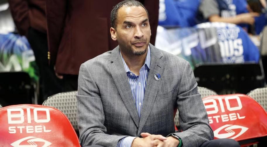 本人脸色铁青，独行侠球迷在华盛顿罚篮时高喊“Fire Nico”