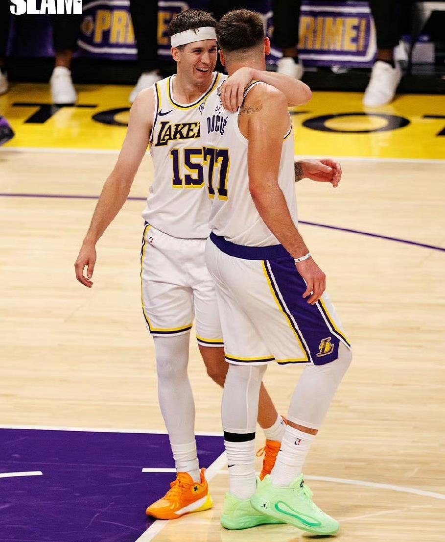 里弗斯复出！湖人121-111黄蜂，看数据：他是头号功臣！