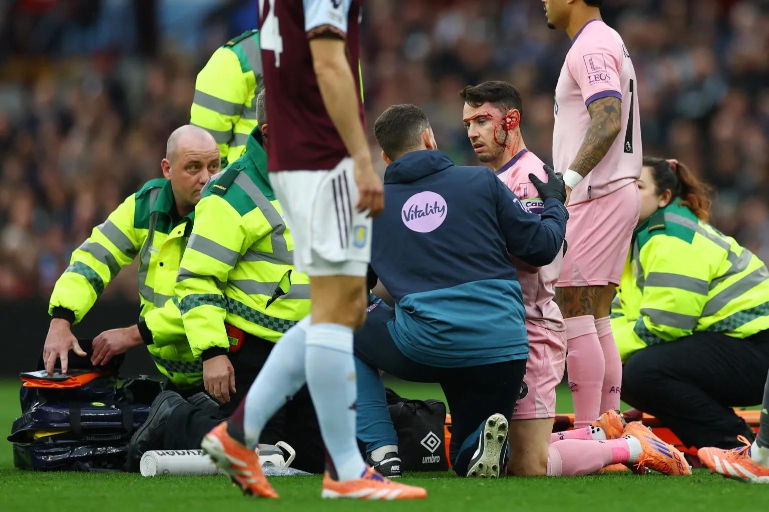 大水冲了龙王庙，伯恩茅斯队长史密斯与队友亚当斯相撞后伤退