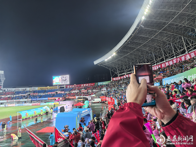 湘超对决 情谊升温！娄底硬核福利暖透张家界球迷心