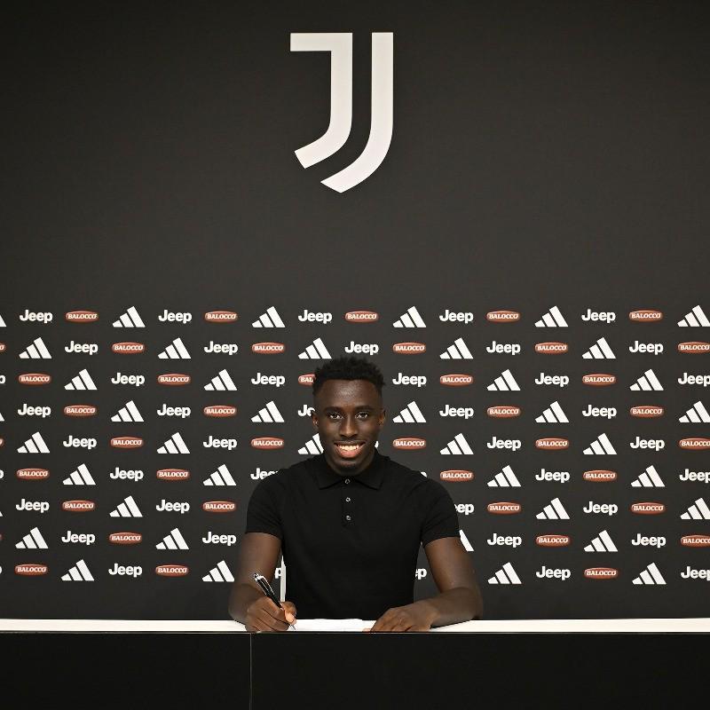 尤文图斯官方宣布：20岁新星塞里涅-德梅续约至2028年