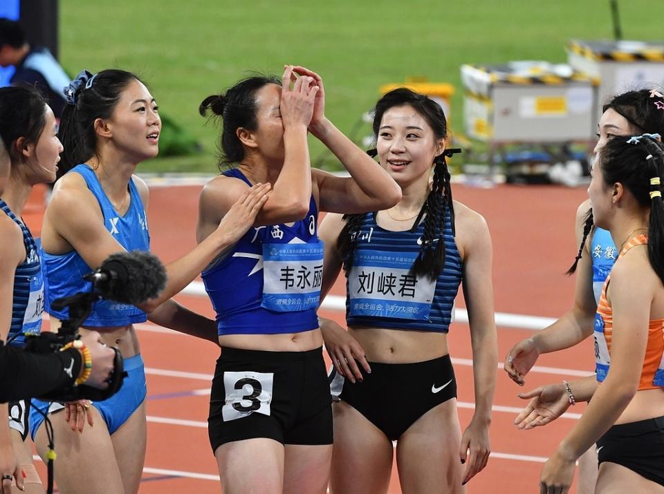 全运会感人瞬间：34岁韦永丽摘银跪地痛哭，16岁陈妤颉暖心拥抱