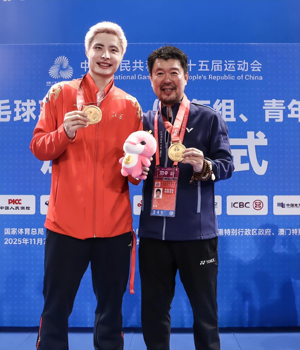 石宇奇男单1/4决赛伤退！坐轮椅离场，跟腱伤势未断引关注