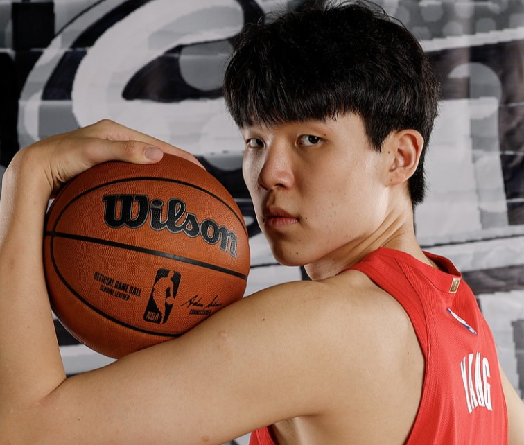 杨瀚森21分引热议：苏群盛赞进攻，队记揭秘训练内幕，教练赞潜力无限