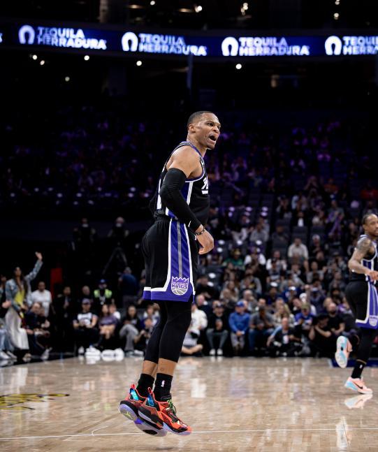 威少里程碑之夜难救主，福克斯28+11率马刺终结国王六连败