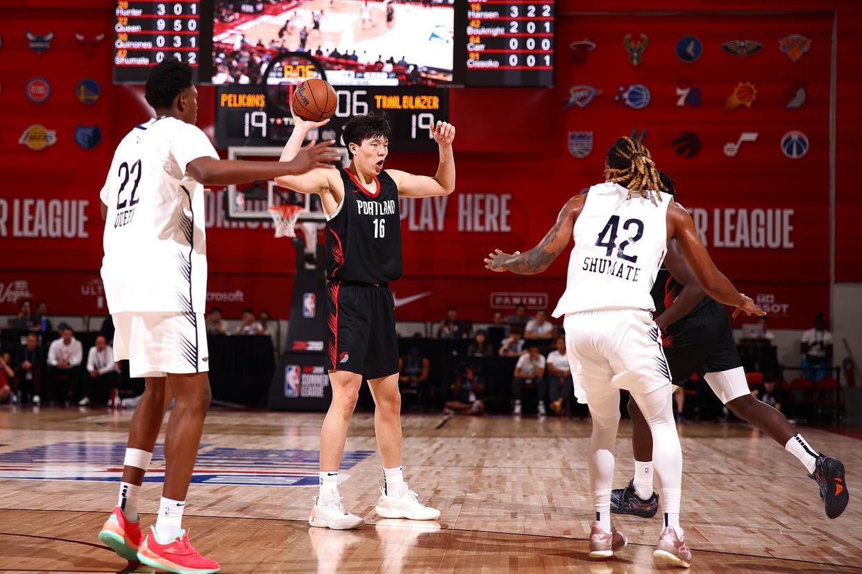 火箭第4控卫戴维森26+7+13闪耀G联赛，毒蛇队力克传奇队