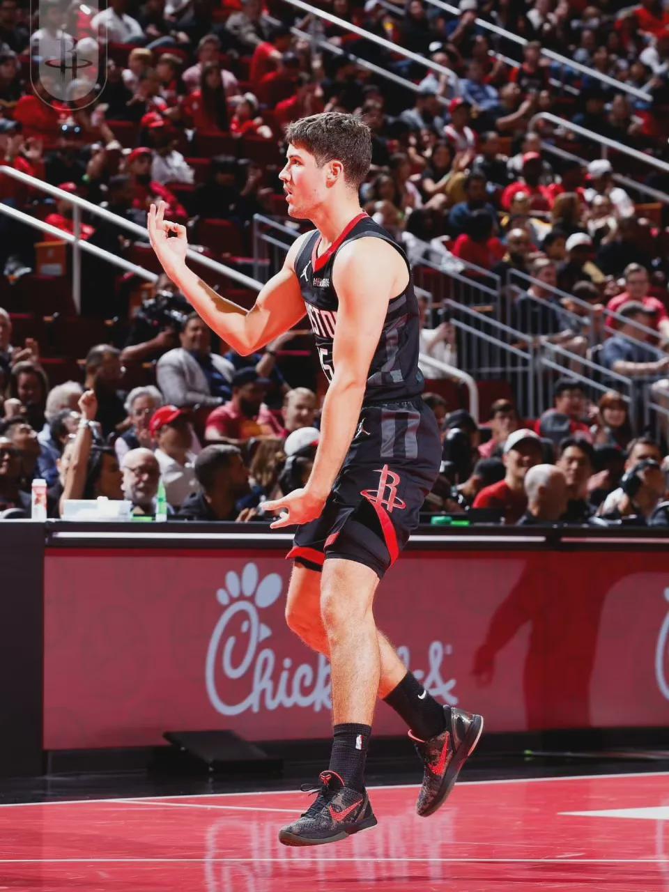 里德-谢泼德与队友互动