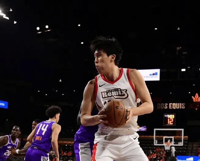 杨瀚森21+9+3帽创生涯新高：关键三分续命却无缘绝杀，表现引关注