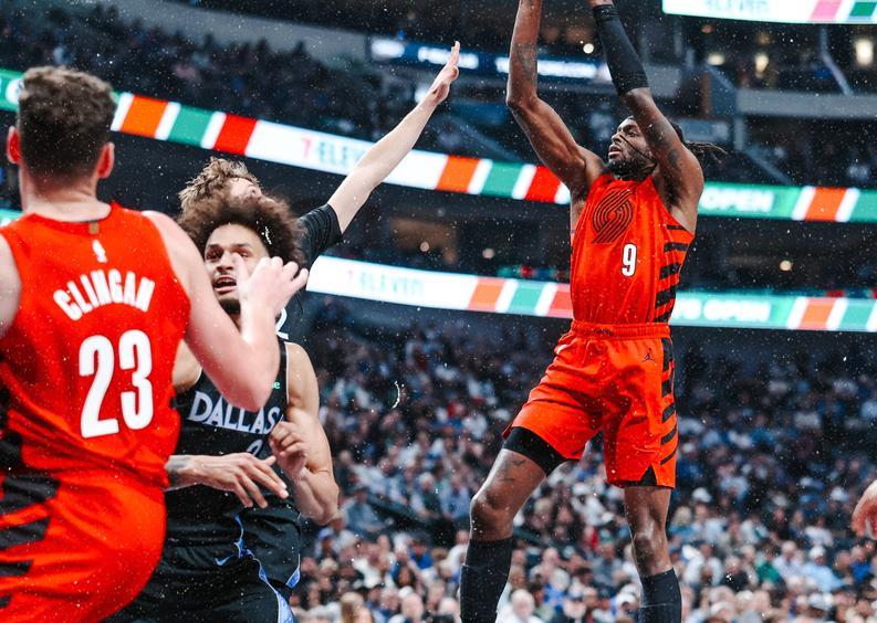 弗拉格21+8+5克莱5记三分，独行侠7人上双加时险胜开拓者