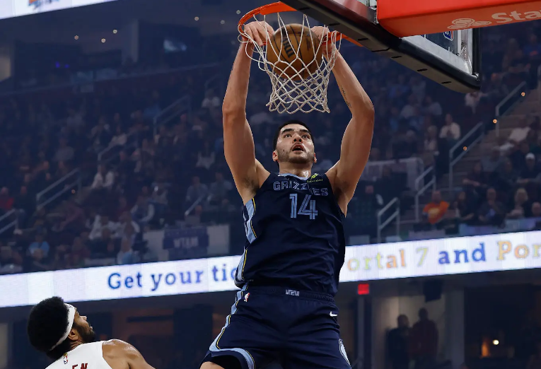 内线新星复出即显威力，灰熊战术混乱难掩其光芒