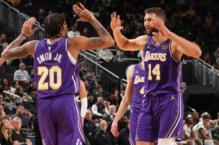 湖人替补克勒贝尔出场时间增加，表现仍难言出色是否该减少使用？