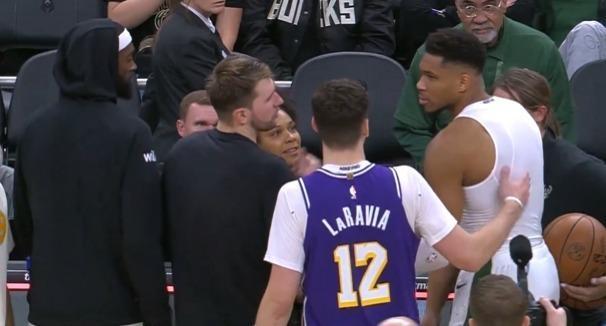 东契奇盛赞字母哥：裁判不愿给球他出手相助，展现体育精神