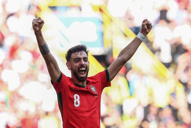 C罗缺阵B费戴帽创纪录！国家队首演帽子戏法，射手榜飙升至第6