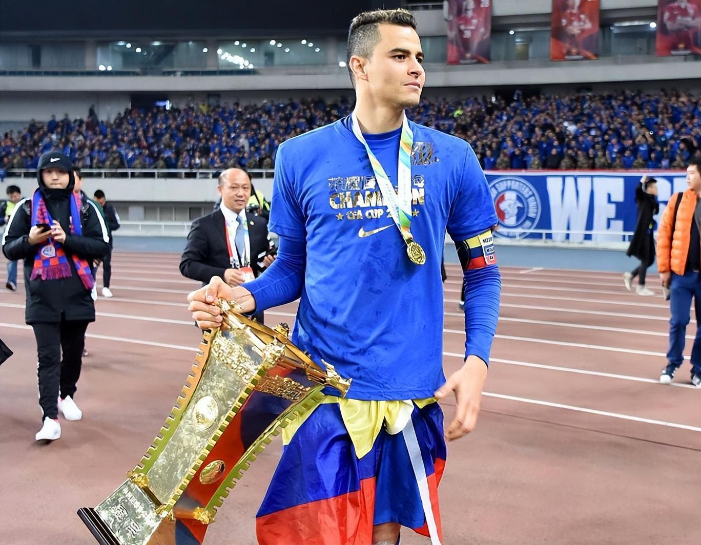 惊险一幕！中超传奇外援自曝更衣室斗殴：拔枪对峙，耳朵被打伤