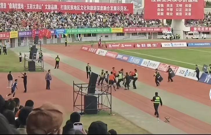 川超联赛凉山队球员冲击裁判事件：赛区致歉，警方介入调查