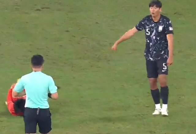 中国U22男足2-0胜韩国：韩国后卫飞铲狼狈，中国足球扬眉吐气