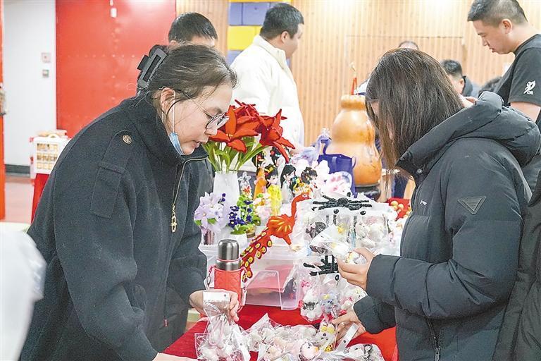 2025河北省五人制足球超级联赛：激烈对攻与火爆市集共燃冬日激情