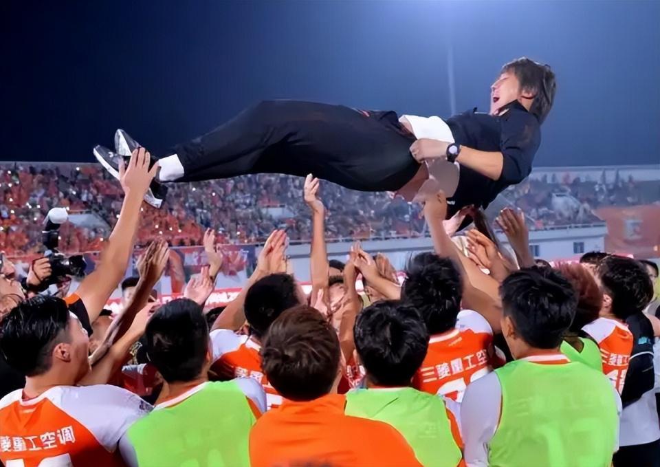 中超假球风暴：两大俱乐部覆灭，球员获刑，足坛黑幕终被揭开