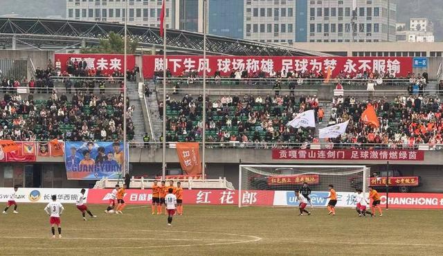 著名科学家携手少年开球！川超广元收官战剑门雄关队7分钟连进两球