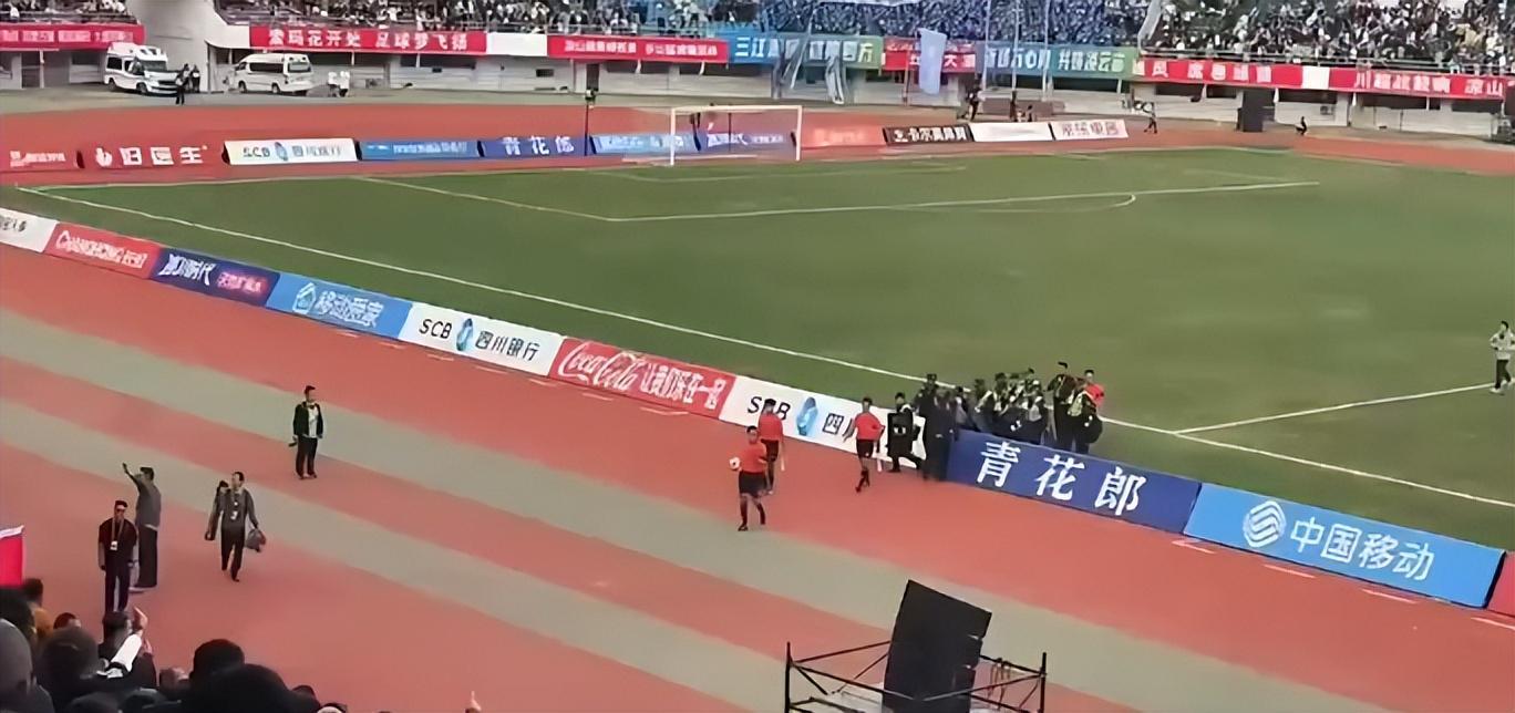 业余联赛暴力事件！川超球员飞踹裁判，公安介入调查