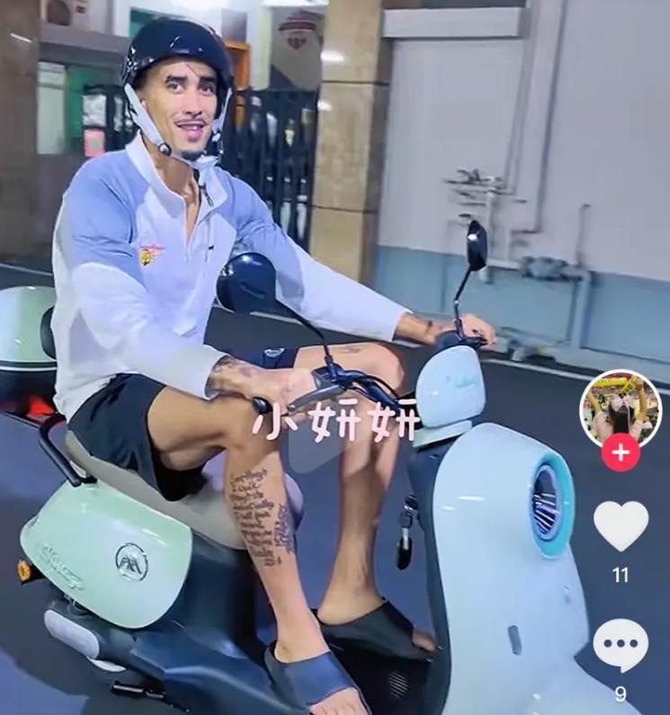 广东新援奎因入队仪式引热议：骑电动车成“正式加盟”标志