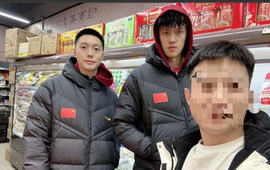 胡明轩曾凡博超市偶遇引热议，中国男篮集训备战世预赛