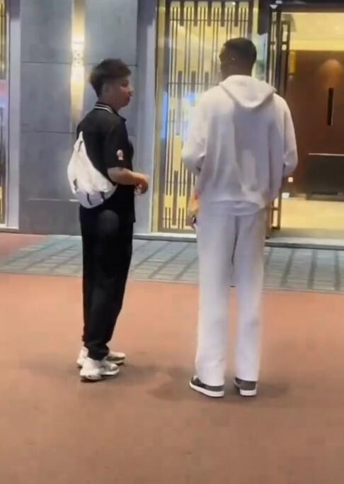 广东队新援奎因抵达宾馆 球迷热议其走路姿势与新赛季展望