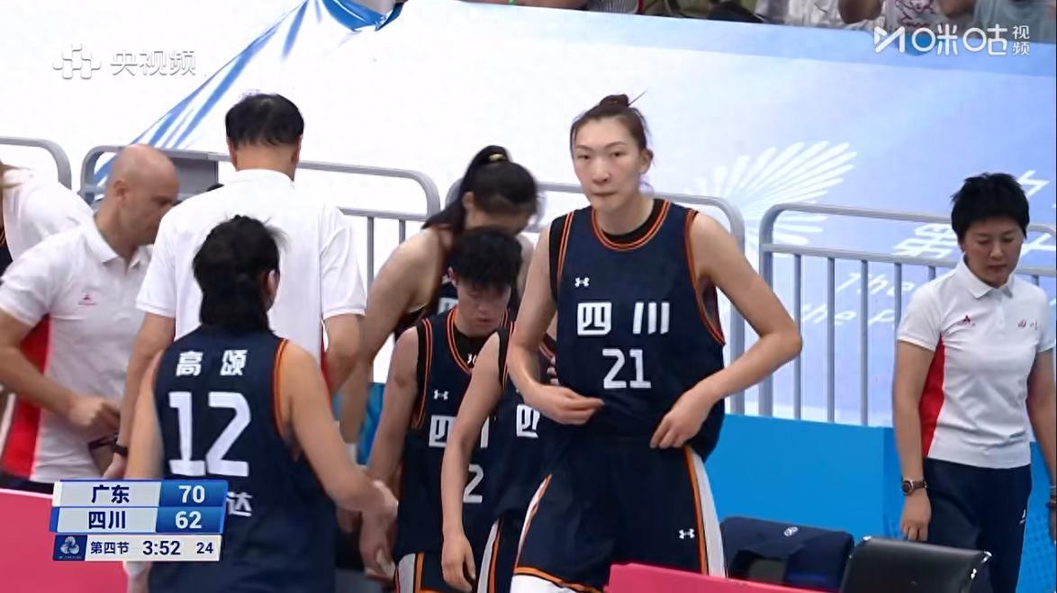 全运会女篮决赛：李梦6中1仅得2分，高薪低效引争议