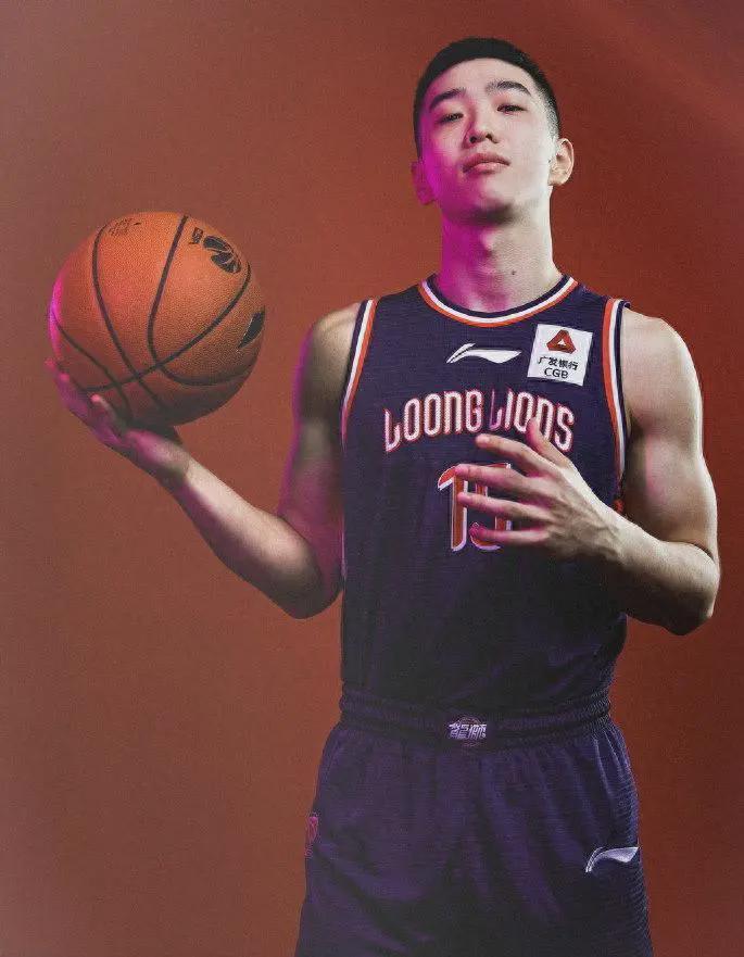 杜锋外甥佟佳俊主动解约离CBA，遭辽宁球迷网暴引关注