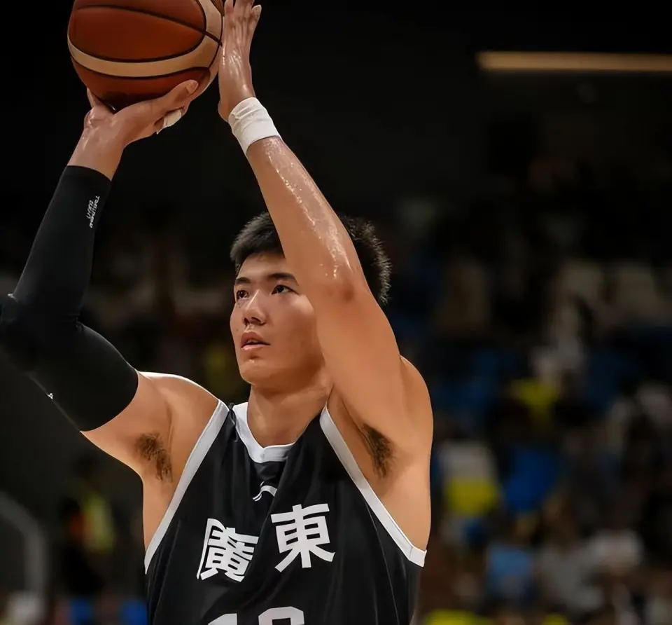 广东男篮新援焦泊乔全运表现低迷，新赛季或面临被弃用危机？