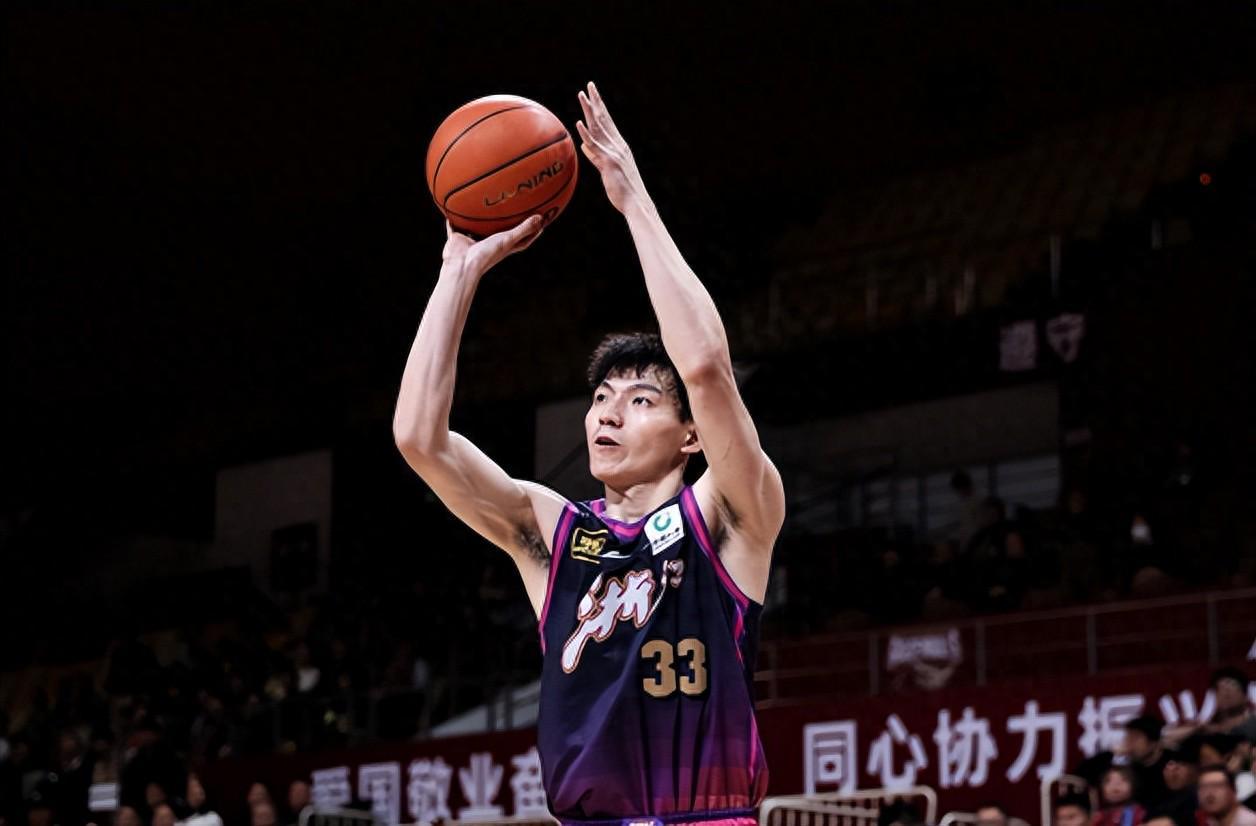 吴前600万顶薪却14中1仅得2分，赛后颁奖遭球迷炮轰