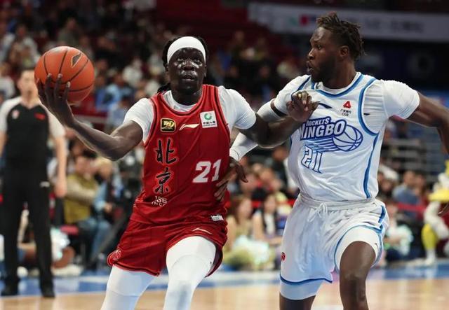 CBA最新动态：北汽男篮正式续约锋线外援奥莫特