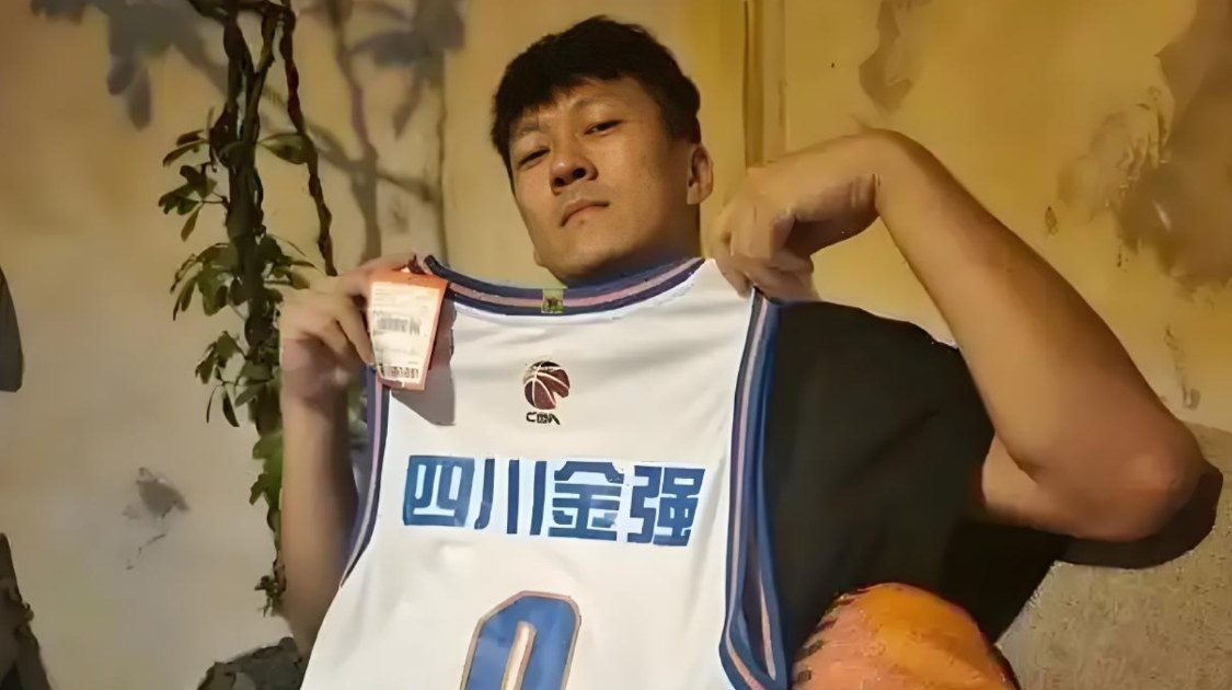 同曦签约34岁网红曹芳引争议，CBA职业化遭质疑