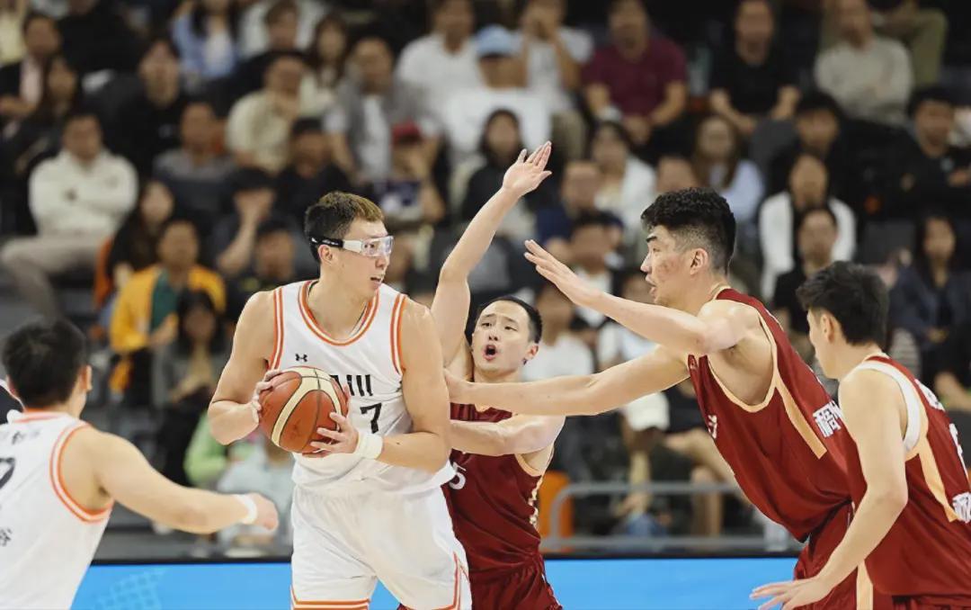 四川男篮全运会获第三名，周琦实际到手薪资及赛场表现解析