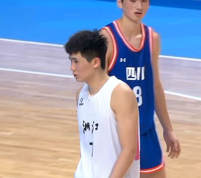 浙江U18男篮强势晋级4强，李悦洲51分创纪录，与山东会师半决赛