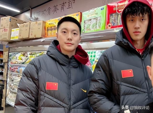 胡明轩曾凡博国家队集结，兄弟情深身披羽绒服引关注