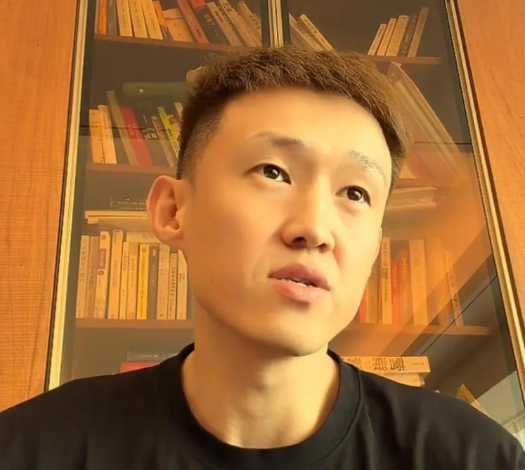 周鹏直播透露易建联近况：身材管理堪称典范，退役生活丰富多彩