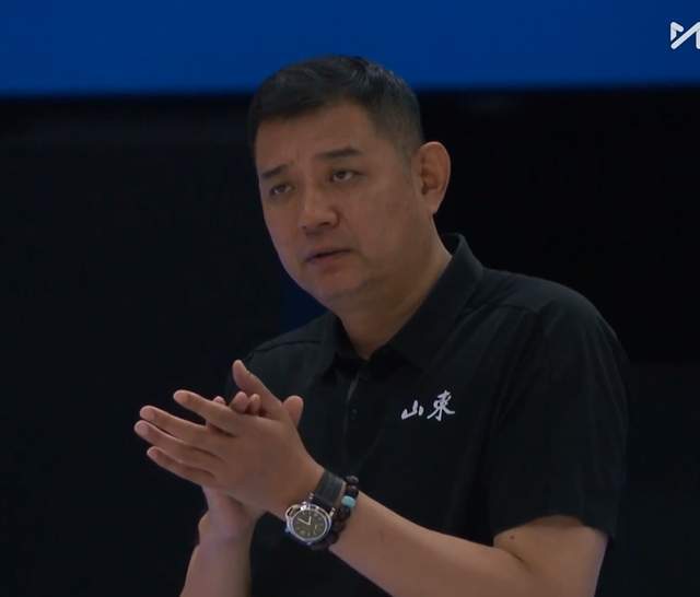 山东U22男篮狂胜56分！3连胜提前锁定8强，巩晓彬带队显冠军相