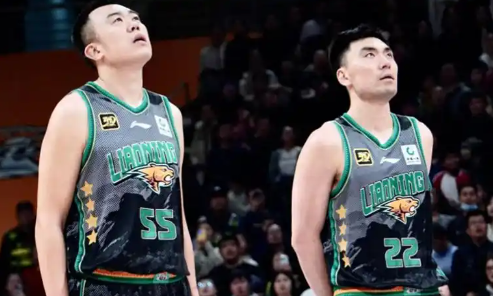 韩德君退役动情瞬间：膝盖伤势复发，与李晓旭合影告别全运赛场