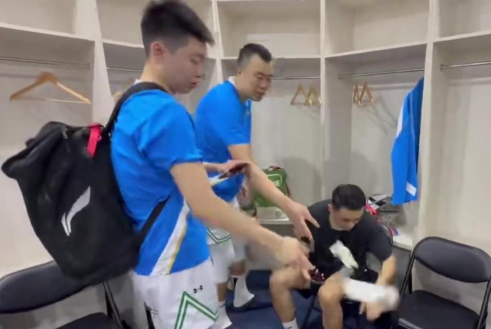 辽宁男篮赛后主动打扫更衣室 韩德君领衔展现高素质