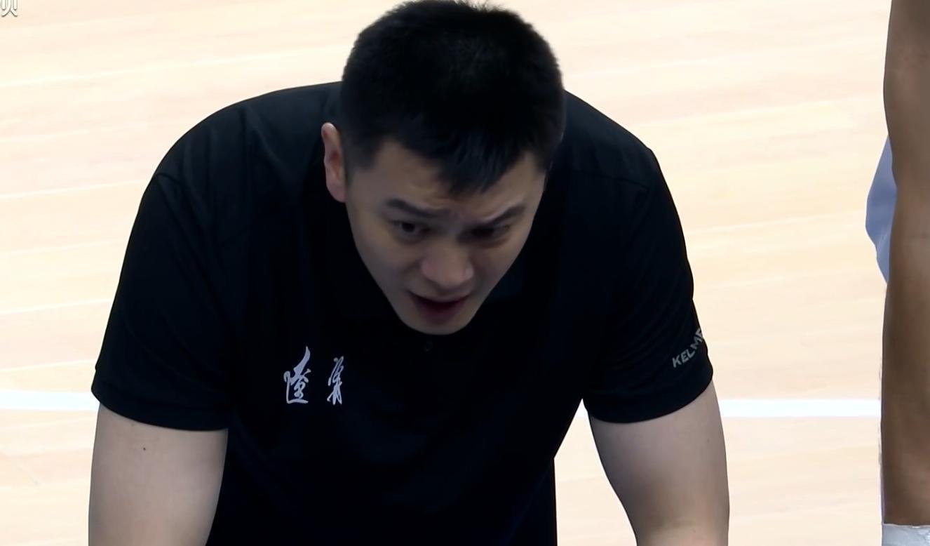 韩德君告别赛场催泪瞬间，辽宁55号或将谢幕，球迷不舍送别