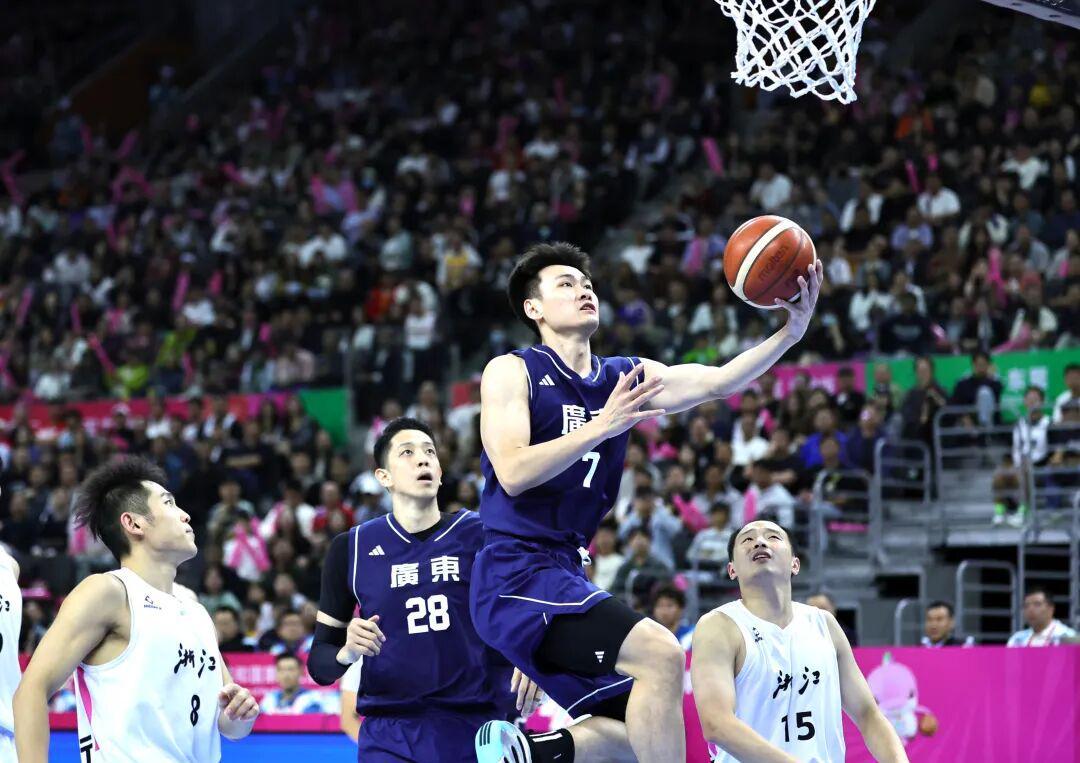 广东男篮全胜夺冠！十五运会男子篮球成年组冠军荣耀加冕