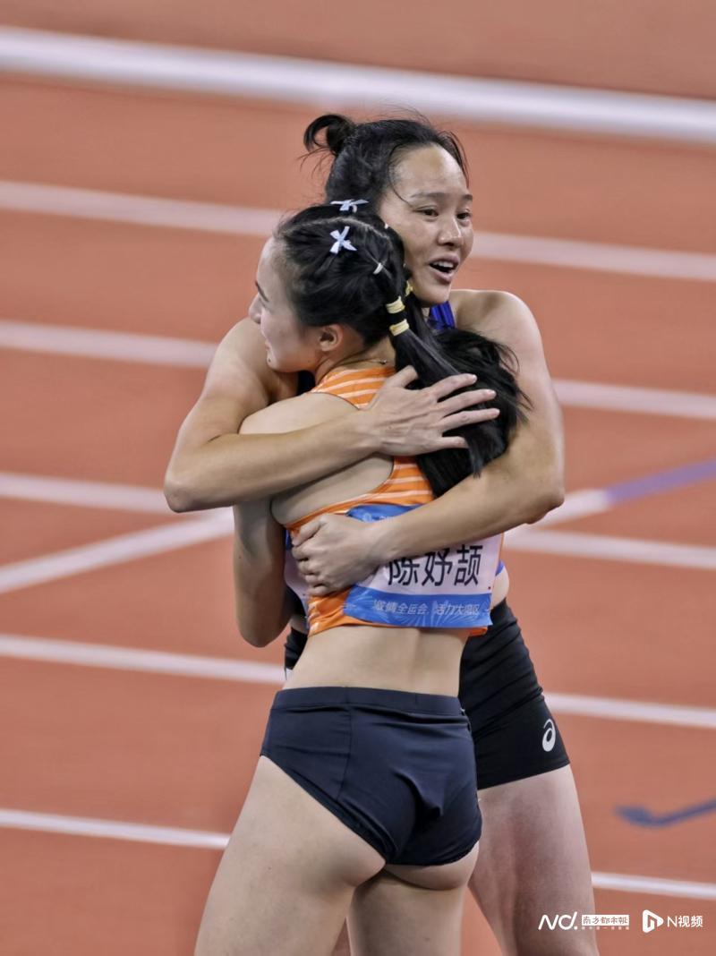 韦永丽十五运会百米摘银泪洒赛场：银牌背后有梁小静、葛曼棋的付出