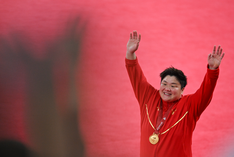 十五运会：巩立姣泪别赛场，樊振东王曼昱双双卫冕