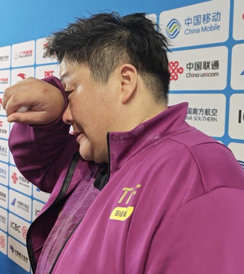 巩立姣与年轻选手交流