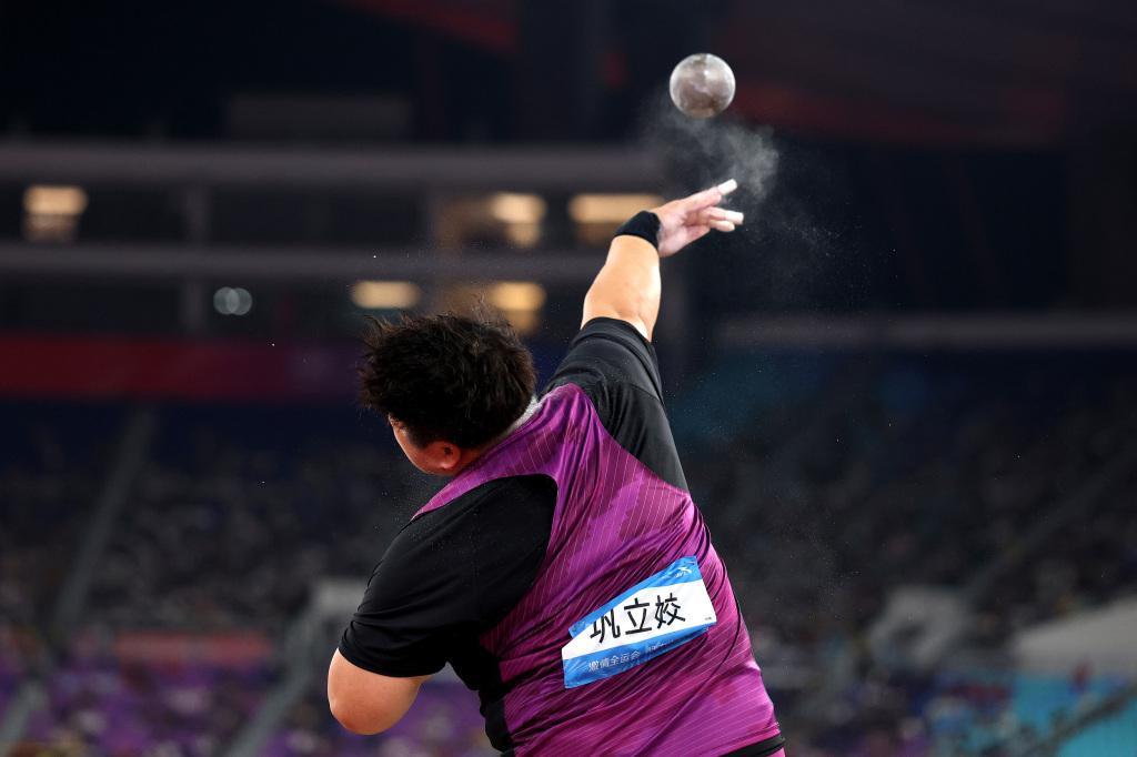 巩立姣领奖瞬间