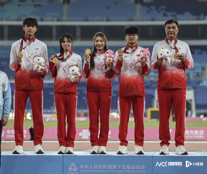 广东田径十五运首金诞生！4×400米混合接力夺冠颁奖盛况